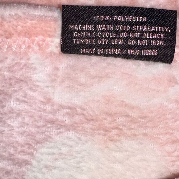 Juicy Couture Pet Soft Plush Pink Microfiber Throw Blanket for Cats Dogs - Picture 10 of 11